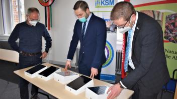 Unterricht wird digitaler: Dirk Flörke (r.) und Dirk Johannison (l.) schauen sich die Geräte an, die Enrico Epkes von der KSM mitgebracht hat. 