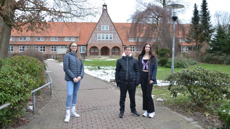 Jana Ketseridis (von links), Theo und Emmi Sagner sind in Hasloh geboren und gingen alle früher in die Peter-Lunding-Schule. Mit ihren Freunden wollen sie jetzt einen Kinder- und Jugendbeirat gründen, um jungen Menschen in ihrer Gemeinde eine Stimme zu geben.