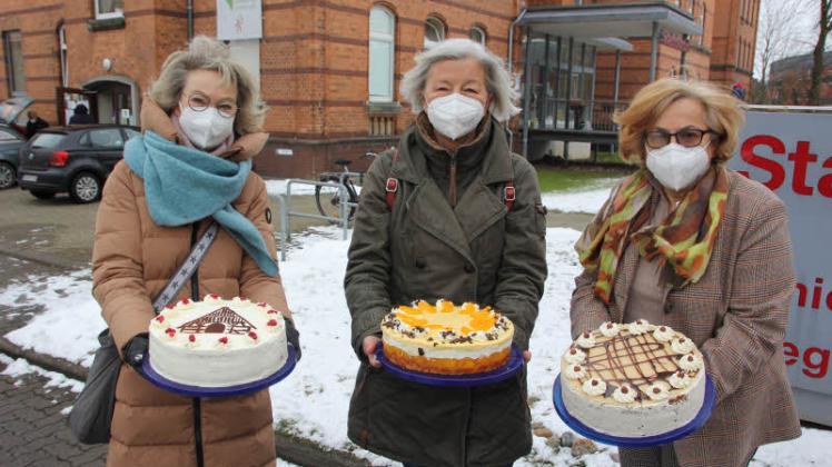 Birgit Kafvelström (von links), Cornelia Wannagat und Hava Soso präsentieren verschiedene Tortenkreationen.