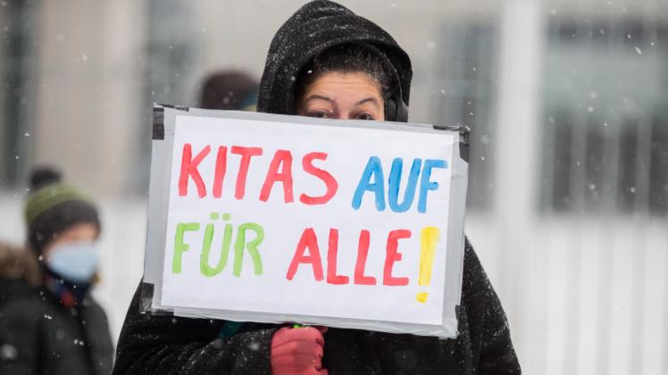 Was Eltern fordern, wollen jetzt auch die Freien Wähler. Bei einer Inzidenz unter 100 sollten Kitas Grund- und Berufsschulen sowie Friseure wieder geöffnet werden. 