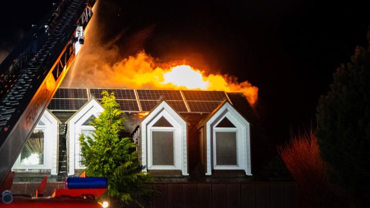 Am Sonntagabend kam es noch ungeklärter Ursache zu einem Großbrand im Ort Neue Tiefe  auf Fehmarn. Der Dachstuhl eines Ferienhauses mit Wohnungen und einer Einliegerwohnung brannte komplett aus.