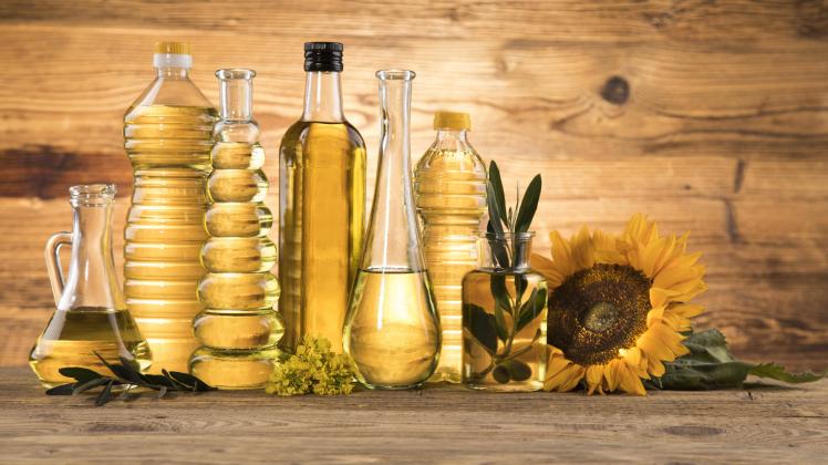 Cooking and food oil products, Extra virgin olive, sunflower seed, rapeseed oil Copyright: xJanPietruszkax Panthermedia2