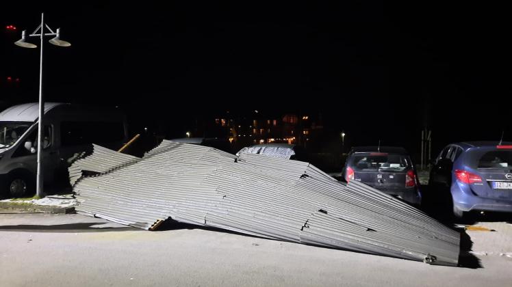 Sturmschaden bei den Werkstätten: sechs Autos wurden beschädigt.