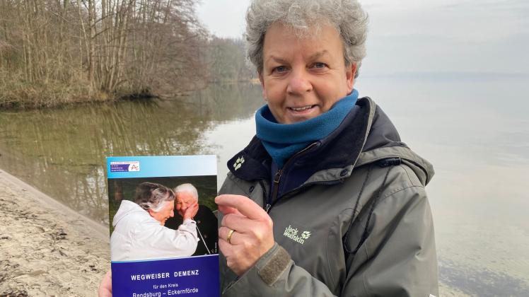 Ursula Wendt, Vorsitzende der Alzheimer-Gesellschaft, präsentiert den neuen „Wegweiser Demenz“.