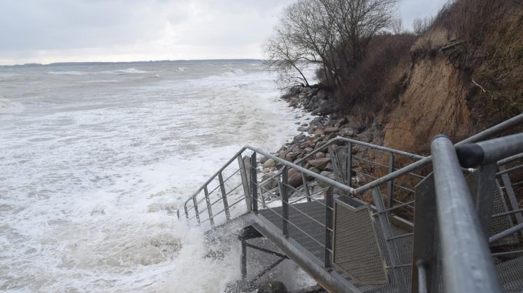 Der Treppenabgang am Ende der Strandbek in Kleinwaabs wurde von den Wellen überspült. 