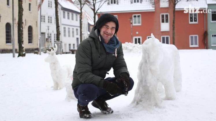 Quintus Sander zaubert eine Fantasiewelt aus Schnee in den Flensburger Margarethenhof.