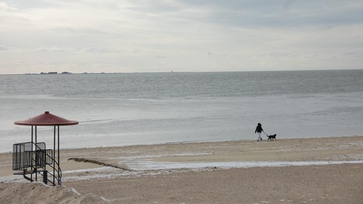 Erste Spaziergänger wagten sich an den Wyker Strand.
