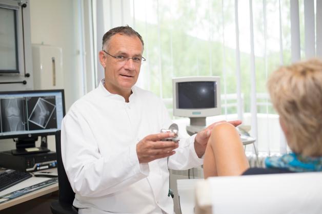 „Ich behandle jeden Patienten so, wie ich selbst behandelt werden möchte“, sagt Dr. Wolfgang Klauser. Seit Februar 2020 bekommen Patienten ihn – wie alle Mitarbeiter der Ostseeklinik – Corona-bedingt jedoch nur noch mit medizinischem Mund-Nasen-Schutz zu Gesicht. „Ich behandle jeden Patienten so, wie ich selbst behandelt werden möchte“, sagt Dr. Wolfgang Klauser. Seit Februar 2020 bekommen Patienten ihn – wie alle Mitarbeiter der Ostseeklinik – Corona-bedingt jedoch nur noch mit medizinischem Mund-Nasen-Schutz zu Gesicht.