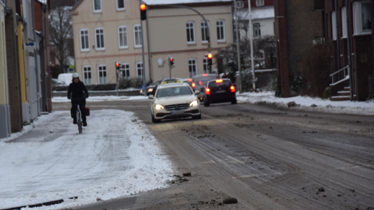 Wenig Verkehr auf geräumten Straßen in Eckernförde, hier die Reeperbahn.