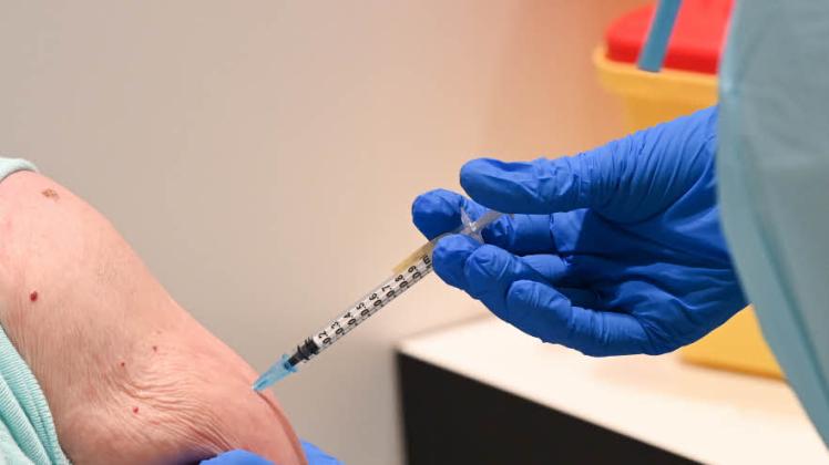 Die Impfteams der Kassenärztlichen Vereinigungen sind in den Einrichtungen in Neumünster mit der Erstimpfung durch. 