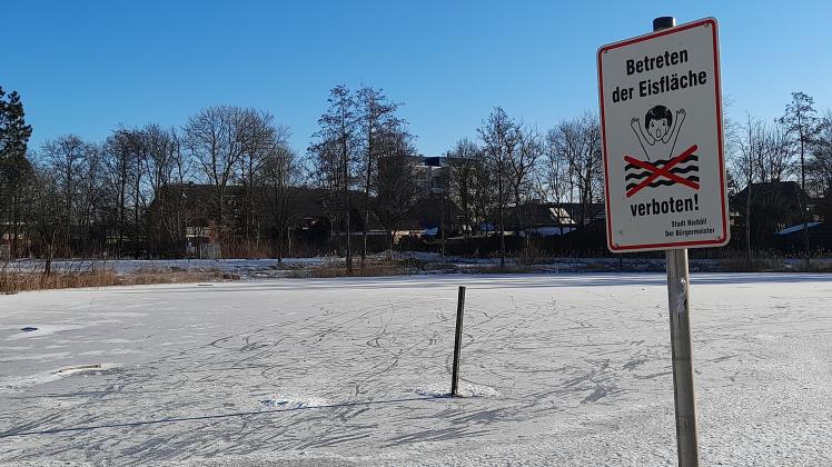 Mit Schildern weist die Stadt Niebüll auf das Betretungsverbot der Wehlen-Eisfläche hin. 