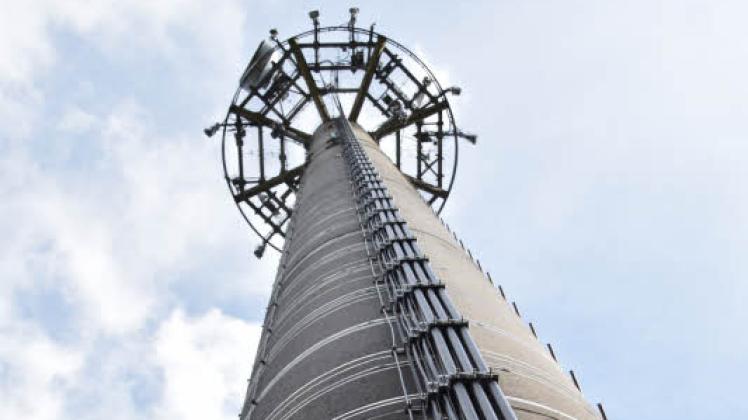 In einem Bürgerentscheid wird in Grebin über den Bau eines Mobilfunkmasts entschieden, hier ein 65 Meter hohes Exemplar in Eckernförde.