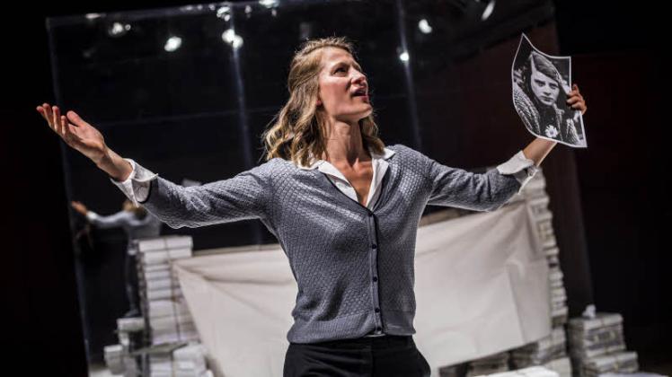 Die mobile Produktion „Name: Sophie Scholl“ von Rike Reiniger für Jugendliche ab der 10. Klasse hatte im vergangenen September am Theater Lübeck eine bewegende Premiere.