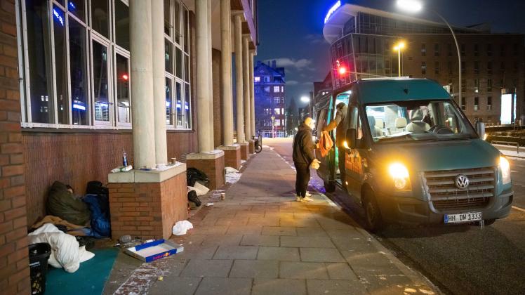 Die ehrenamtlichen Helfer des Mitternachtsbusses versorgen einen Obdachlosen in Hamburg.