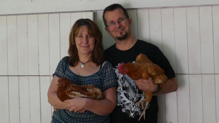 Auf das Huhn gekommen: Dani und Knud Bartels mit zwei ihrer „Pflegekinder”.