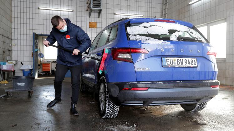 Saugen, Waschen, Desinfizieren: Servicemitarbeiter Mika Sörensen kümmert sich in der Autovermietung um die Sauberkeit der Fahrzeuge.