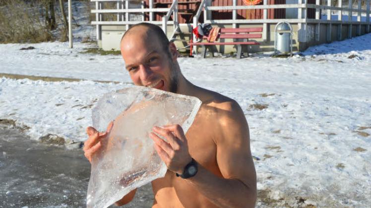 Der leidenschafte Eisbader Olaf Hinrichsen crucht auch gern mal ein Stück Eis aus der Wehle.