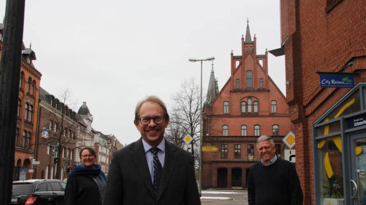 Die SPD-Kreisvorsitzende Kirsten Eickhoff-Weber und SPD-Ratsfraktionschef Volker Andresen sind von ihrem OB-Kandidaten Tobias Bergmann (vorn) überzeugt.