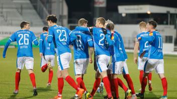 Die Kieler Mannschaft freut sich nach dem Führungstreffer im Spiel gegen die Würzburger Kickers.