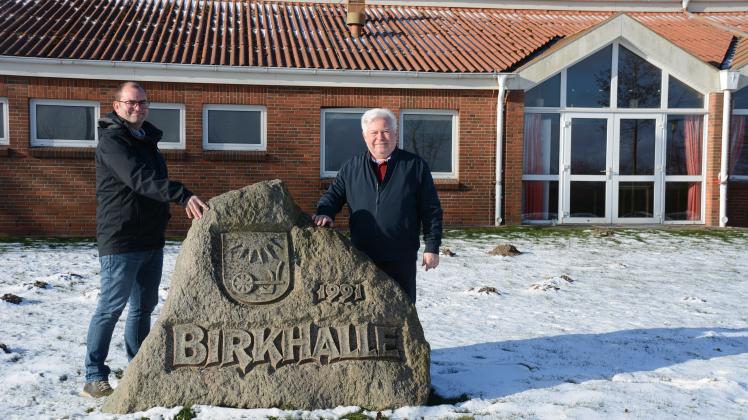 Ex-Bürgermeister Rainer Moll (r.) und der aktuelle Bürgermeister Boris Kratz vor jenem großen Stein, der 1991 bei der Einweihung der Birkhalle aufgestellt wurde und daran erinnert, dass es diese Mehrzweckhalle seit mittlerweile 30 Jahren gibt. 