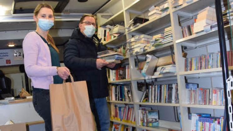 Ein extrem herausfordendes Jahr liegt hinter Stefanie Fromm und Knut Schäfe von der Fahrbücherei in Barkelsby. Corona-bedingt können sie seit Wochen schon nur Bestellungen der Leser in Tüten am Busausgang übergeben. 