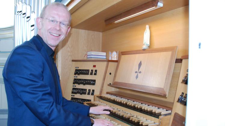 Für die musikalische Gestaltung der Andachten und Gottesdienste sorgt Hartwig Barte-Hanssen an der Orgel.