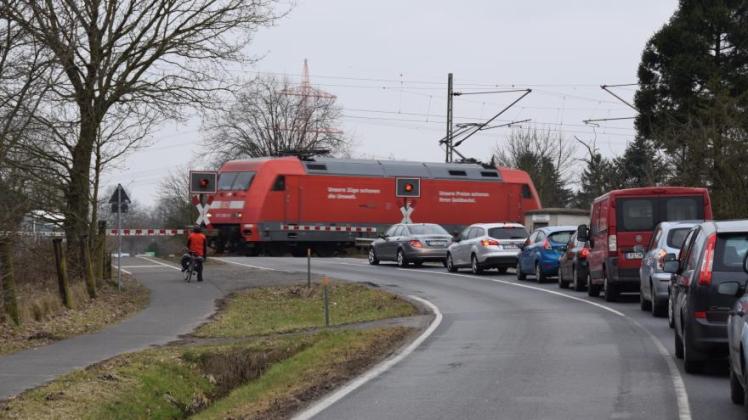 Weiterhin staut es sich nicht am Bahnübergang im Tornescher Ortsteil Esingen: Die wichtigste Verbindung nach Pinneberg bleibt für Autos weiterhin dicht.