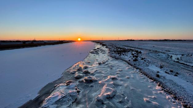 Ein Traumhafer Sonnenaufgang bei kalten minus 12 Grad. Aufgenommen in Friedrichstadt an der Eider zwischen Dithmarschen und Nordfriesland.