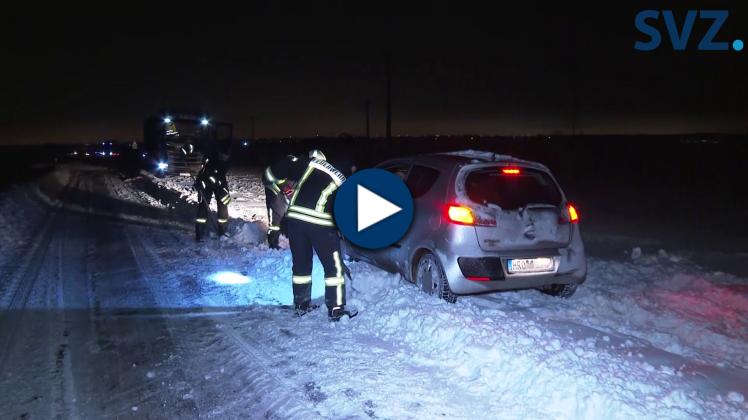 Schwerer Schneefall - Mehrere Wagen auf Landstraße gefangen