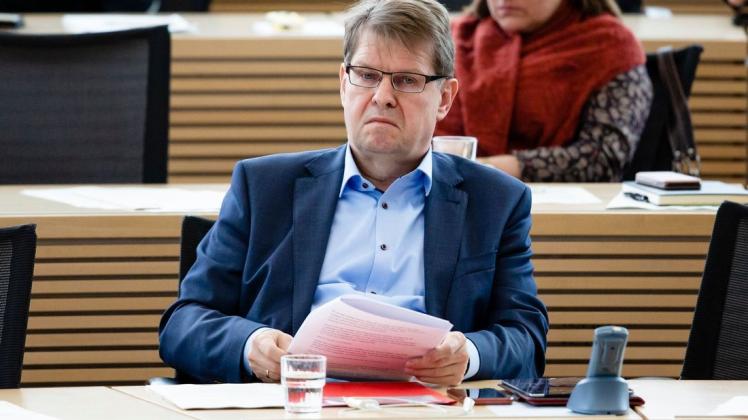 Grimmiger Blick: Ralf Stegner von der Nord-SPD gehen die bisherigen Äußerungen von Daniel Günther zum Stufenplan nicht weit genug.