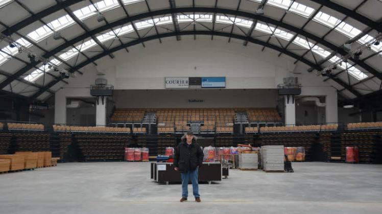 Holstenhallen-Chef Dirk Iwersen allein zu Haus. Der Hallen-Leerstand wird beispielsweise genutzt, um die Geländer der Tribünen mit neuer Farbe zu versehen. 