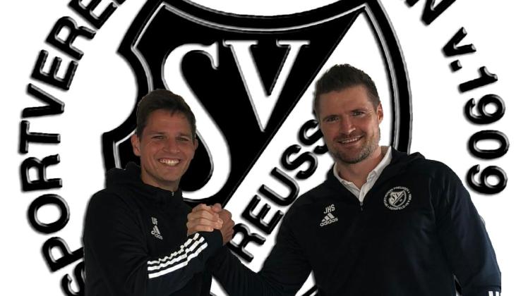 Jan-Henrik Schmidt (re.) und Uwe Franzki, Spartenleiter Fußball beim SV Preußen Reinfeld, haben sich auf eine Fortsetzung der gemeinsamen Arbeit geeinigt. 