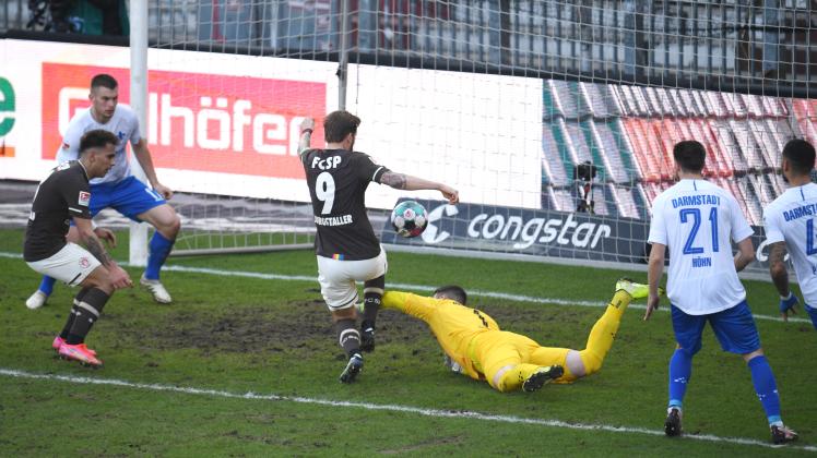 Guido Burgstaller von St. Pauli trifft gegen Torwart Marcel Schuhen von Darmstadt zum 1:0.