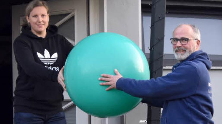 Wenn der Trainer drei Mal klingelt ... Dirk Campochiaro (SV Bönebüttel-Husberg) überreicht seiner Kapitänin Annalena Benz einen Physio-Ball für das speziell ausgeklügelte Übungsprogramm.    