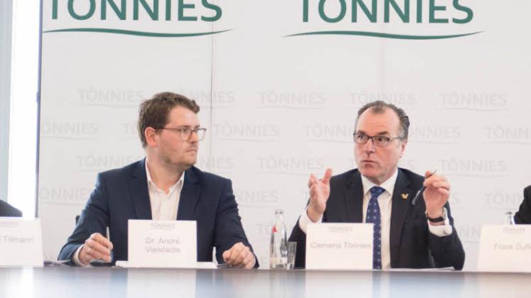 Böklunder-Geschäftsführer André Vielstädte (l.) mit Firmenchef Clemens Tönnies. 
