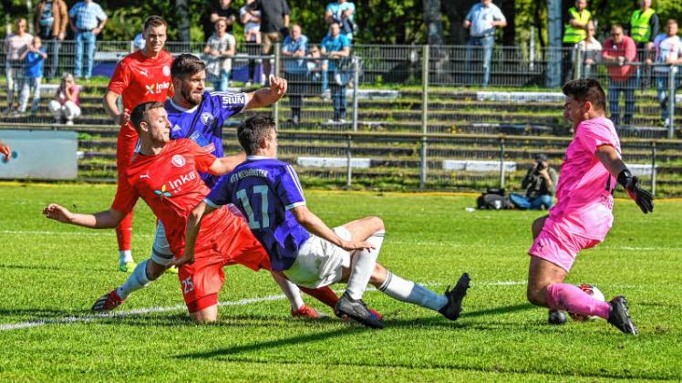 Der vorerst letzte Einsatz von Fynn Gerlach (li., Nummer 25) im Trikot des FC Kilia Kiel. Im ersten Saisonspiel kassierte Gerlach mit Kilia gegen den VfR Neumünster eine 0:2-Niederlage. Hier fällt das 0:1. Im Sommer wechselt Gerlach zum Eckernförder SV.