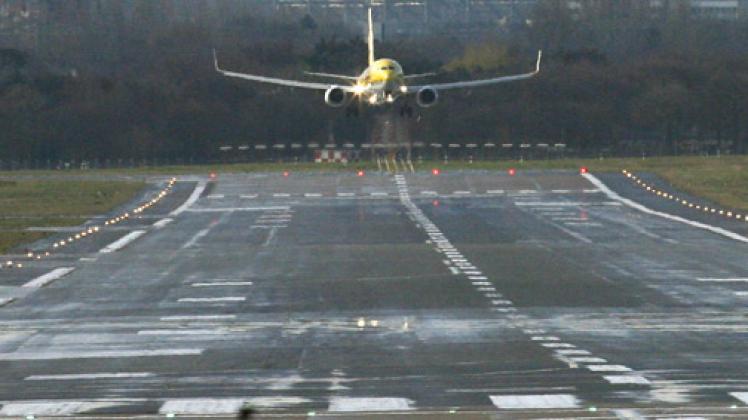 Eine Maschine landet am Flughafen Hamburg: Ein Teil einer Landebahn wurde gesperrt.