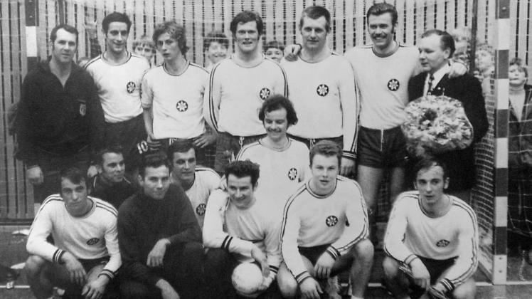 Der FTB-Kader von 1971: Obere Reihe (v. l.) Betreuer Kurt Voß, Knut Börnsen, Sönke Jessen, Günter Jensen, Sönke Voß, Dieter Liesch, Handballobmann Hans-Werner Martens; untere Reihe: Klaus Jürgen Krüger, Betreuer Werner Petersen, Helmut Wolf, Trutz Kob, Egon Kopp, Hans Jürgen Zastera, Hans Werner Kuhn, Hans Joachim Krüger. Es fehlt Trainer Ernst Krüger.