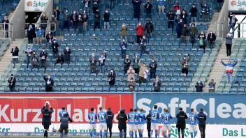 Nach dem 1:0-Sieg applaudieren die Hansa-Spieler in Richtung der Fans auf der Tribüne. Rostock durfte erstmals wieder 777 Fans ins Stadion lassen.