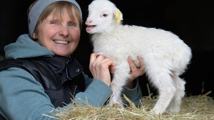 Landwirtin Katja Behling vom Skuddenhof streichelt das am 7. März geborene Lamm Danika. 