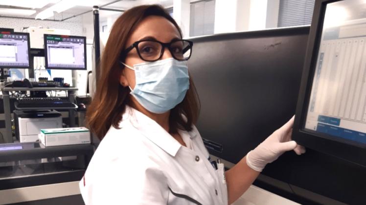 Etleva Selmani an ihrem Arbeitsplatz als Laboratoriumsassistentin