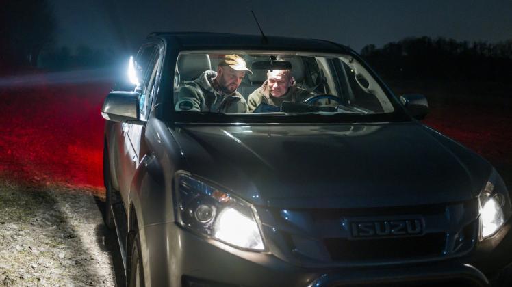  Sascha Ferres (l) und Uwe Grünack sitzen in der Nacht in ihrem Auto bei einer Zählung von Feldhasen. 