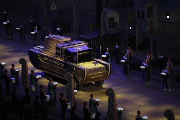 In diesem vergoldeten Fahrzeug wurde die Mumie eines Königs in ein neues Museum gebracht.