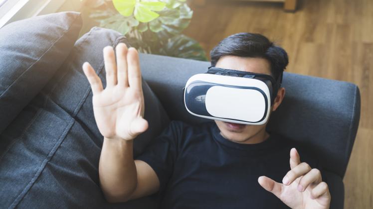 Mit VR-Brille, Smartphone und Co können unterschiedliche Krankheiten auch im heimischen Wohnzimmer behandelt werden.