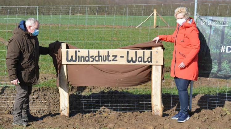 Im März 2021 eröffneten Ministerpräsidentin Manuela Schwesig und Umweltminister Till Backhaus (beide SPD) das Projekt „Windschutz-Wald".