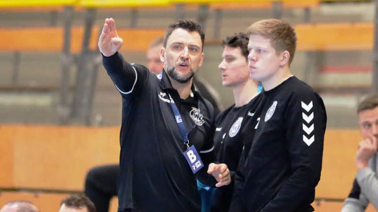 Trainer Piotr Przybecki gibt den Spielern um Torjäger Niels Versteijnen die Richtung gegen den HSV vor.