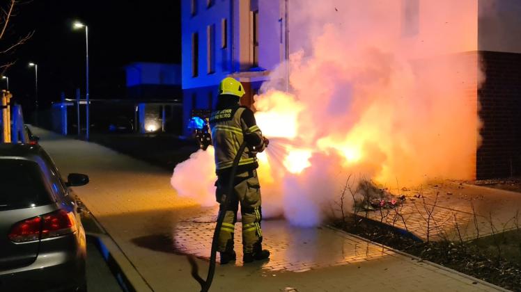 Am Eggerstedter Weg löschte die Feuerwehr einen brennenden Müllcontainer.