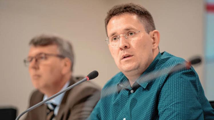 Péter Vida (r.), Fraktionschef von BVB/Freie Wähler, fordert Öffnungs-Modellprojekte im Land. 
