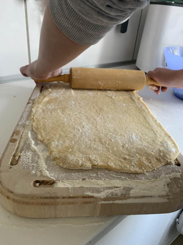 Den Teig möglichst dünn ausrollen, damit die Nudeln den richtigen Biss bekommen. Den Teig möglichst dünn ausrollen, damit die Nudeln den richtigen Biss bekommen.
