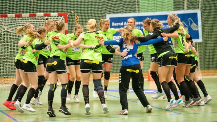Endlich mal wieder ein Sieger-Tänzchen: Ausgelassen feiern die Handballerinnen des TSV Nord den schwer erkämpften Heimerfolg gegen Kirchhof.